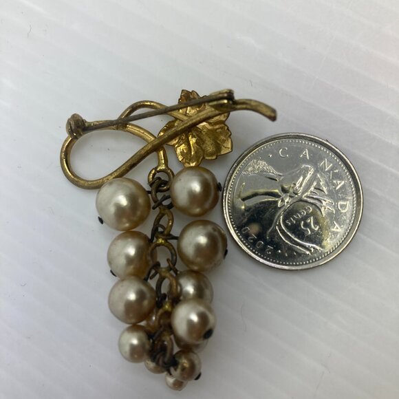 Vtg grape wine brass lucite faux pearl dangle brooch - Picture 3 of 3